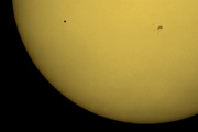Merkur (links) mit Sonnenflecken